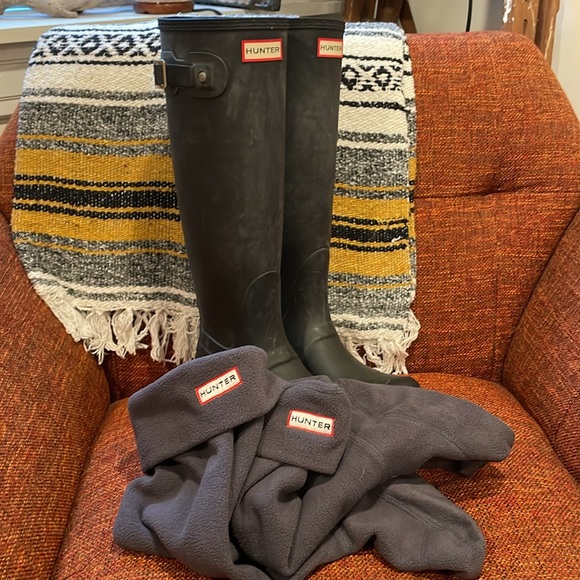 Hunter Original Tall Rain boots in matte black Size 8 with gray boot warmers. - Picture 3 of 6